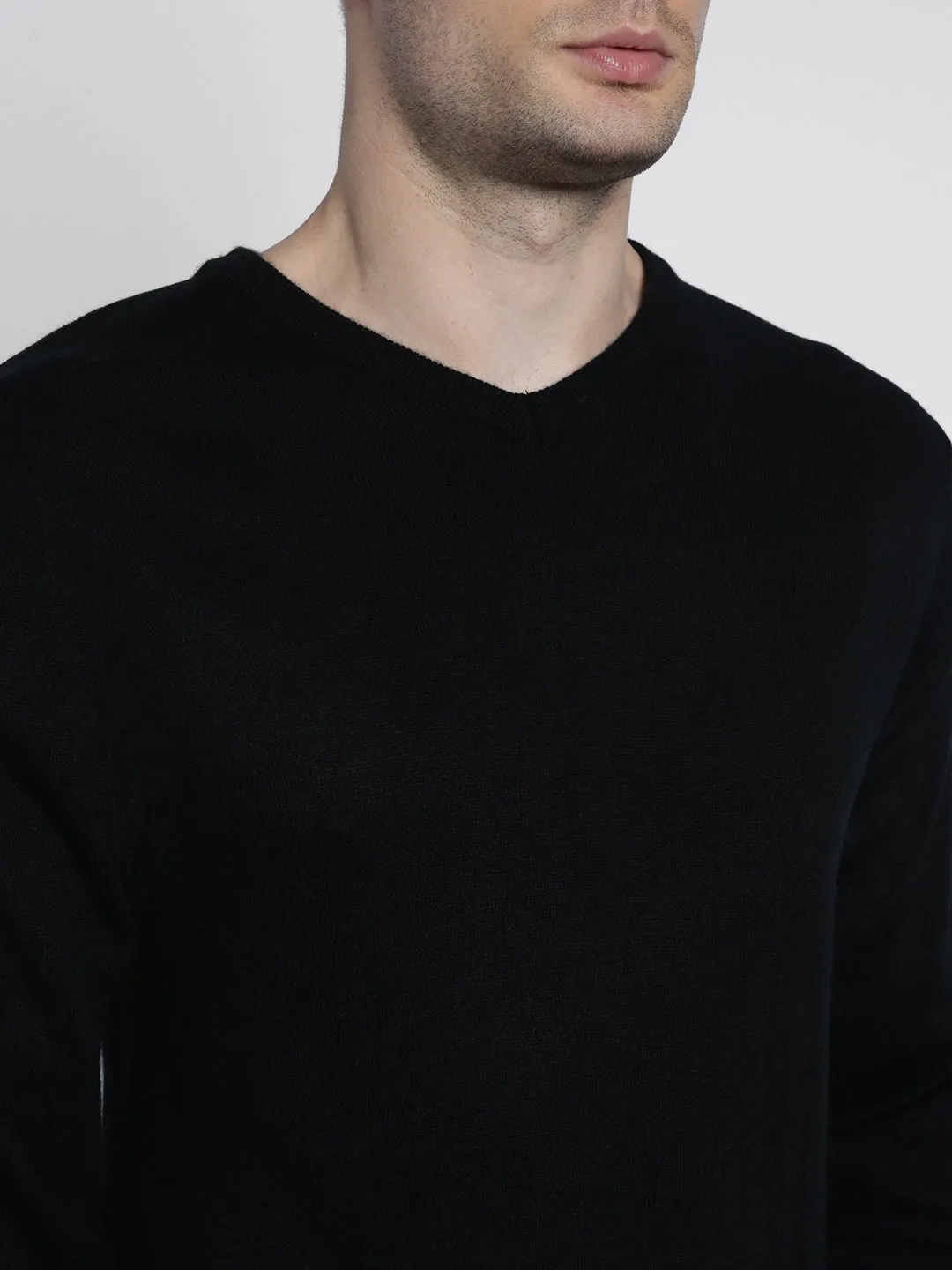 Men's Solid V-neck Pullover Sweater